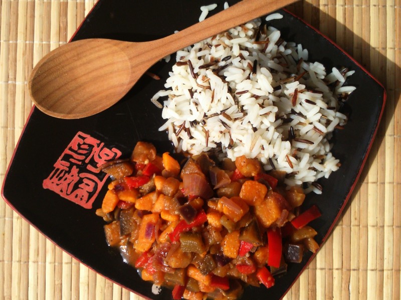 Garam masala z jajčevcem in zelenjavo + divji-beli riž